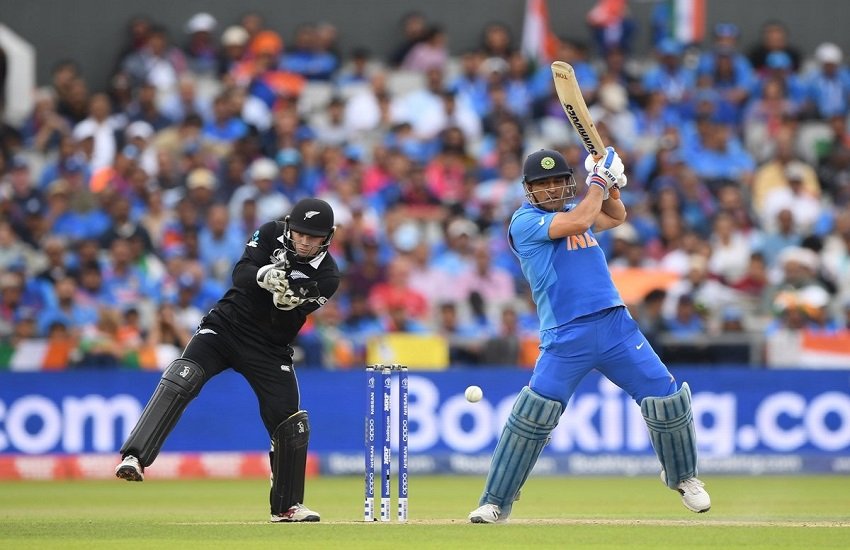 World cup 2019:न्यूजीलैंड के खिलाफ धोनी ने खेली अर्धशतकीय पारी। (twitter/bcci) 