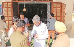 Haryana: पुलिस की वर्दी में मंदिर के अंदर घुसे बदमाश, पुजारी को बंधक बनाकर पीटा फिर लूटपाट कर हो गए फरार
