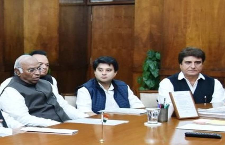 कांग्रेस के बड़े नेताओं के साथ दिल्ली में बैठक हो रही है।(फाइल फोटो)