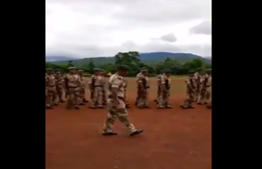 कदमताल करते हुए सेना के जवान 
फोटो सोर्स -@majorgauravarya
