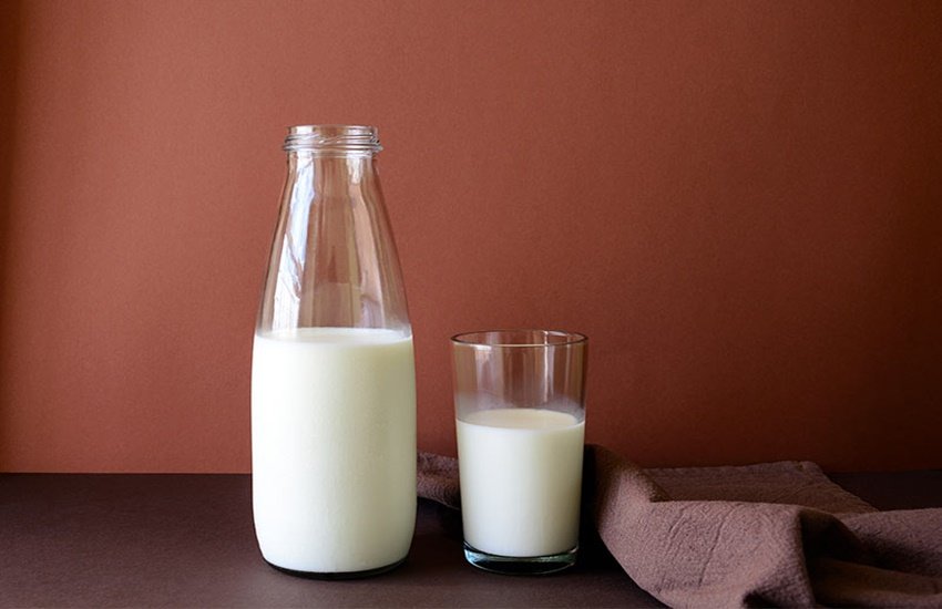 एसिडिटी के दौरान ठंडा दूध पिएं (Source: Dreamstime)
