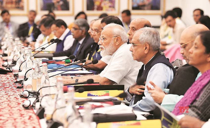 देश की अर्थव्यवस्था फिलहाल दो अरब डॉलर के आंकड़े को पार कर चुकी है। देश की अर्थव्यवस्था फिलहाल दो अरब डॉलर के आंकड़े को पार कर चुकी है।