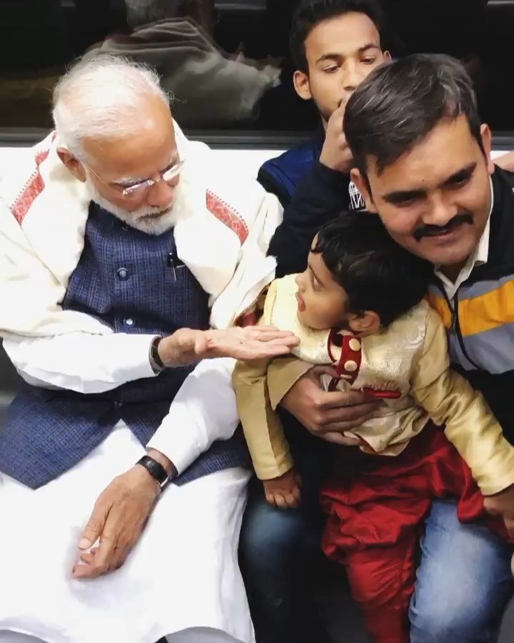 मेट्रो से सफर के दौरान भी पीएम मोदी बच्चों से लाड़-प्यार करते नजर आते हैं।