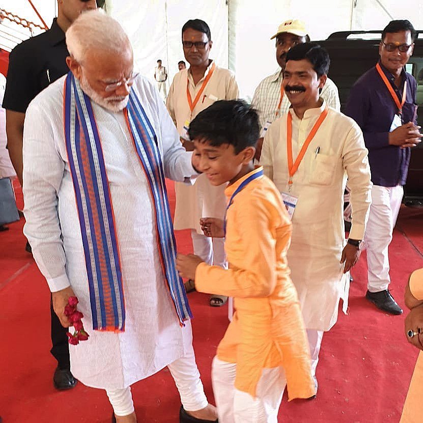 Baby in Parliament, modi, MODI BABY, Modi Instagram, MODI POSES WITH BABY, Narendra Modi, pm modi, PM Modi with baby, pm narendra modi, viral photo
