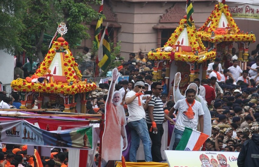 रथ यात्रा में सजी झांकियों पर पीएम मोदी के कटआउट भी नजर आए।