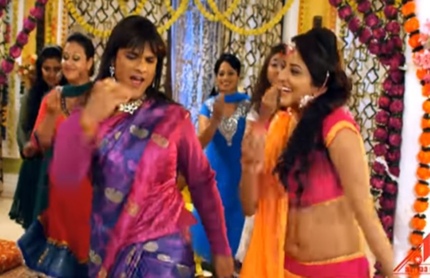 मोनालिसा संग डांस करते खेसारी लाल। फोटो सोर्स-वीडियो स्नैप शॉट