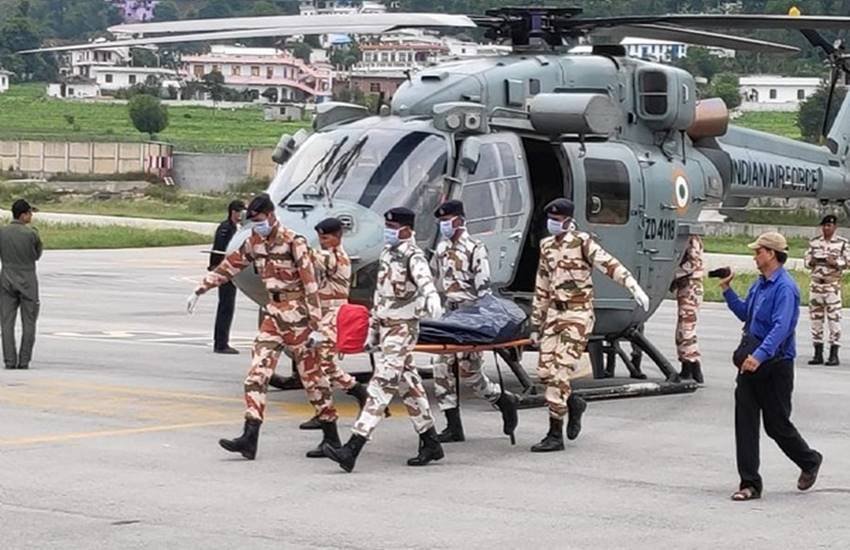  भारतीय वायुसेना के हेलीकॉप्टर्स द्वारा पिथौरागड़ लगाए गए मृतक पर्वतारोहियों के शव 