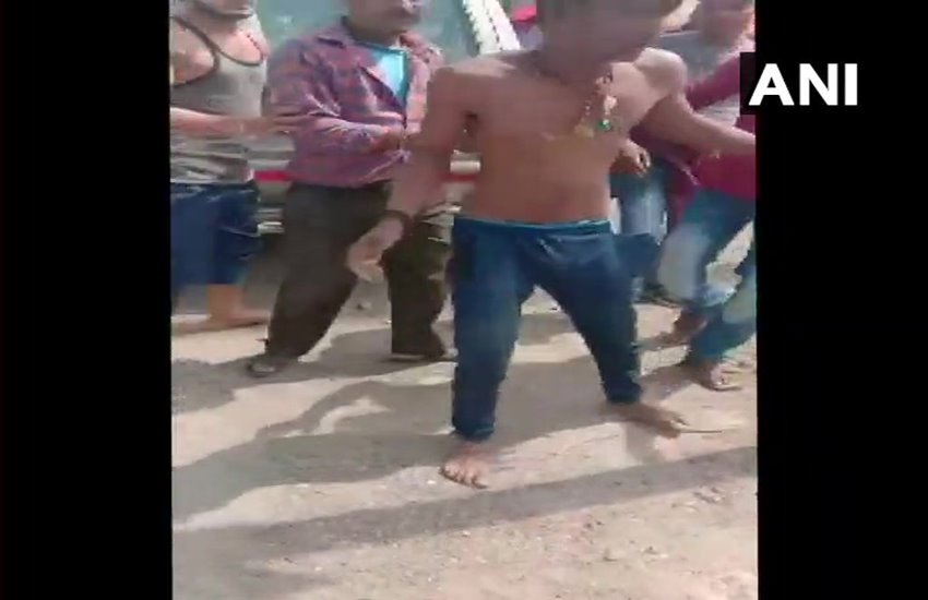 एमपी में बकरा चोरी के आरोप में भीड़ ने तीन युवकों को पीटा 
फोटो सोर्स- एएनआई 
एमपी में बकरा चोरी के आरोप में भीड़ ने तीन युवकों को पीटा 
फोटो सोर्स- एएनआई 
