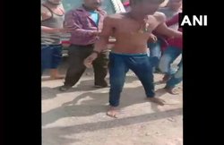 MP: बकरा चोरी के आरोप में युवकों को भीड़ ने दौड़ा-दौड़कर पीटा, बाइक में लगा दी आग