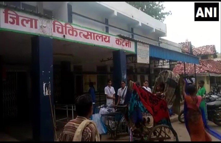 महिला ने दिया रिक्शे में बच्चे को जन्म 
(फोटो सोर्स - एनआई)