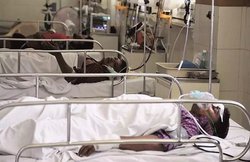 मध्य प्रदेश: सरकारी अस्पताल में एक ही बेड पर महिला व पुरुष दोनों को लिटाया, VIDEO VIRAL