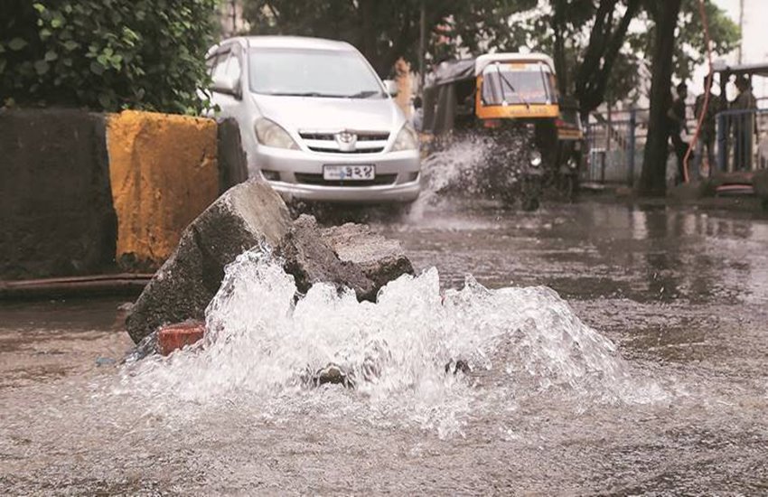 मुंबई में भारी बारिश 
फोटो सोर्स- इंडियन एक्सप्रेस 