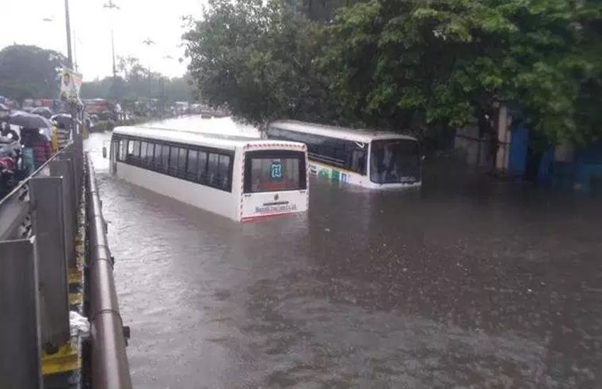 Weather Forecast Report LIVE: भारी बारिश के चलते कल्याण में सड़कों पर लबालब पानी भर गया। (Express Photo: Deepak Joshi)