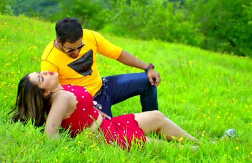 गाने में एक्टर दिनेश लाल यादव और आम्रपाली दुबे। फोटो सोर्स- वीडियो स्नैप शॉट