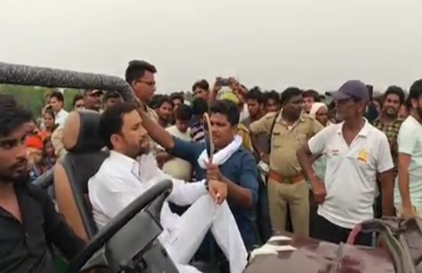 फिल्म मुकद्दर का सिकंदर की शूटिंग के दौरान एक्टर दिनेश लाल यादव। फोटो सोर्स- दिनेश लाल इंस्टाग्राम।
