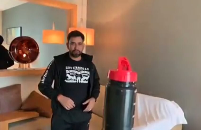 Bottle Cap Challenge को पूरा करते निरहुआ। (फोटो सोर्स-सोशल मीडिया) Bottle Cap Challenge को पूरा करते निरहुआ। (फोटो सोर्स-सोशल मीडिया)