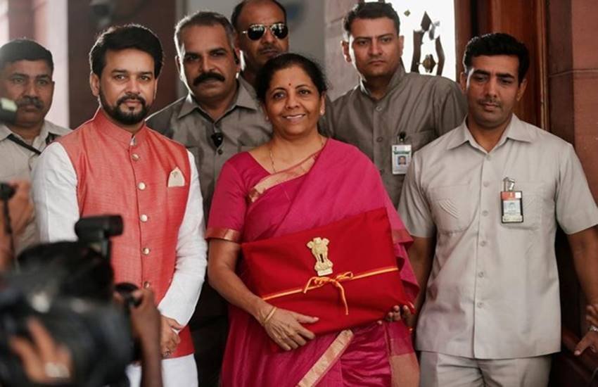 लाल बस्ते में बजट पर वित्त मंत्री निर्मला सीतारमण का कहना है कि मोदी सरकार में ''सूटकेसों का आदान-प्रदान'' नहीं चलता इसलिए।