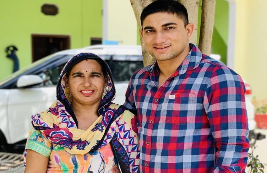 मां के साथ कबड्डी खिलाड़ी नितिन तोमर। (फोटो सोर्स- फेसबुक@nitintomar)