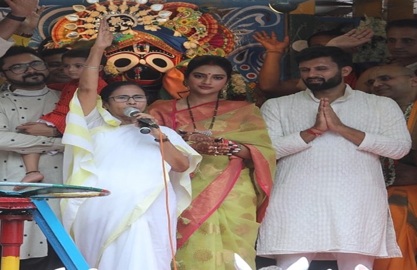 टीएमसी सांसद नुसरत जहां ने सीएम ममता बनर्जी के साथ मंच भी साझा किया।