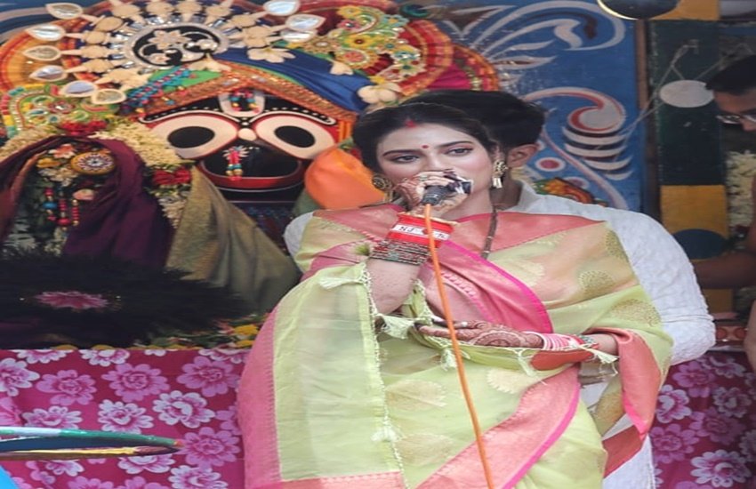 कोलकाता में टीएमसी सांसद नुसरत जहां भी जगन्नाथ रथ यात्रा में शामिल हुईं।