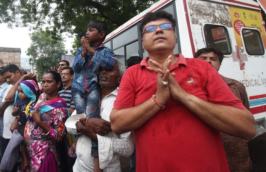 जगन्नाथ रथयात्रा में दूर-दूर से आए श्रद्धालु शामिल हो रहे हैं।