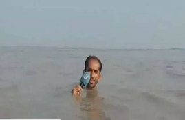 Pakistan reporter, G-TV, Balochistan province, flood reporting, flood situation, pak anchor, heights of stupidity, live reporting, neck-deep water reporting, punjab region, sind river, agriculture land, india news, Hindi news, news in Hindi, latest news, today news in Hindi
