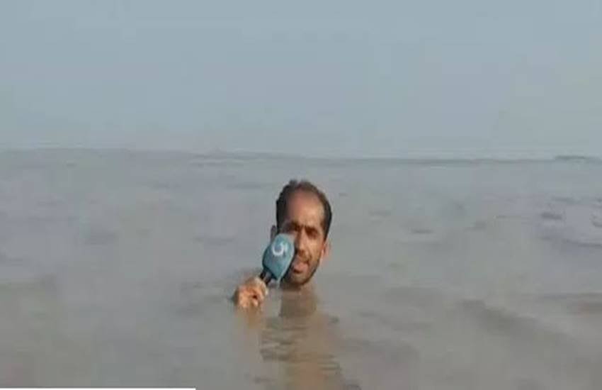 Pakistan reporter, G-TV, Balochistan province, flood reporting, flood situation, pak anchor, heights of stupidity, live reporting, neck-deep water reporting, punjab region, sind river, agriculture land, india news, Hindi news, news in Hindi, latest news, today news in Hindi