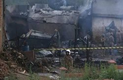 रिहाइशी इलाके में गिरा पाकिस्तानी सेना का विमान, 17 की मौत, इंटरनेट पर दिखीं जलते घरों की तस्वीरें