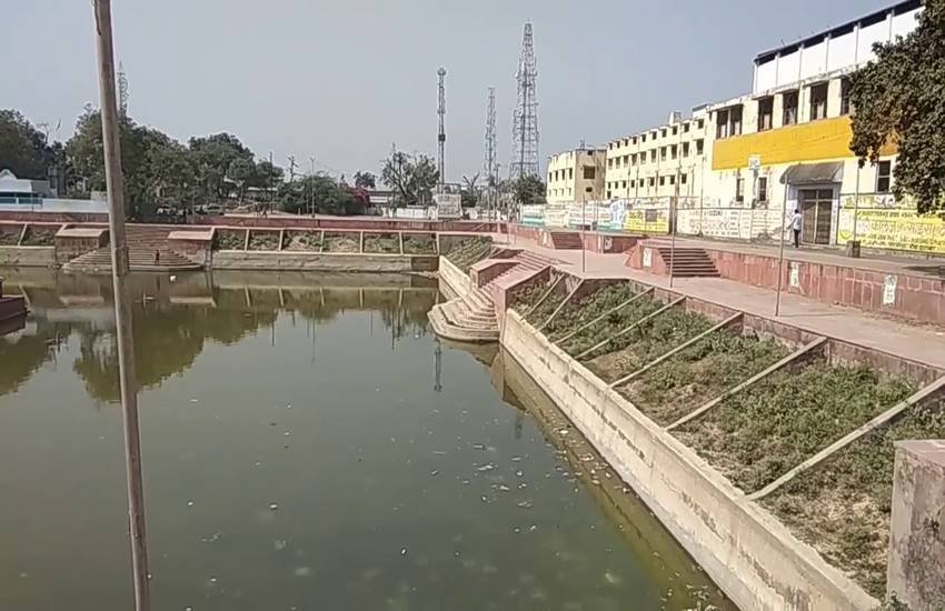 ब्रिटिश शासन काल में महारानी विक्टोरिया के भारत आगमन पर विक्टोरिया मैमोरियल की स्थापना की गई थी। पक्का तालाब अपने तरह का एक विशेष तालाब है। यह अंग्रेजों के जमाने से स्थित है। इसके एक किनारे पर ब्रिटिश कालीन मेमोरियल हॉल बना हुआ है, वहीं यहां अनेक मंदिर भी हैं जो लोगों की आस्था का केंद्र हैं ब्रिटिश शासन काल में महारानी विक्टोरिया के भारत आगमन पर विक्टोरिया मैमोरियल की स्थापना की गई थी। पक्का तालाब अपने तरह का एक विशेष तालाब है। यह अंग्रेजों के जमाने से स्थित है। इसके एक किनारे पर ब्रिटिश कालीन मेमोरियल हॉल बना हुआ है, वहीं यहां अनेक मंदिर भी हैं जो लोगों की आस्था का केंद्र हैं