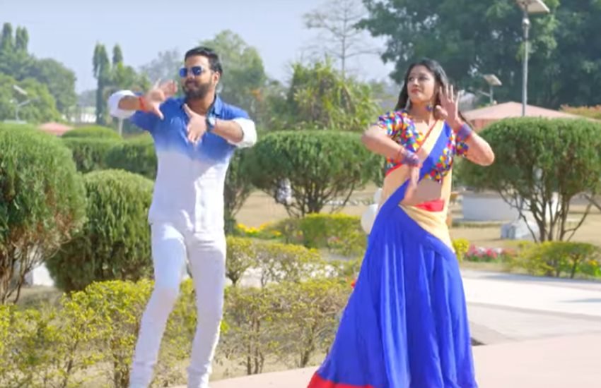 क्रैक फाइटर के एक गाने में पवन सिंह और संचिता बनर्जी। फोटो सोर्स- वीडियो स्नैप शॉट