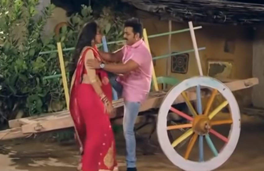 भोजपुरी के सुपरस्टार पवन सिंह और अक्षरा सिंह। (फोटो सोर्स- वीडियो स्नैप शॉट)