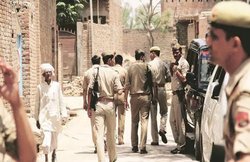 मध्य प्रदेश: गोतस्करी के आरोप में 25 लोगों को रस्सी से बांधकर 2 किलोमीटर पैदल ले गए गोरक्षक, जयकारे भी लगवाए