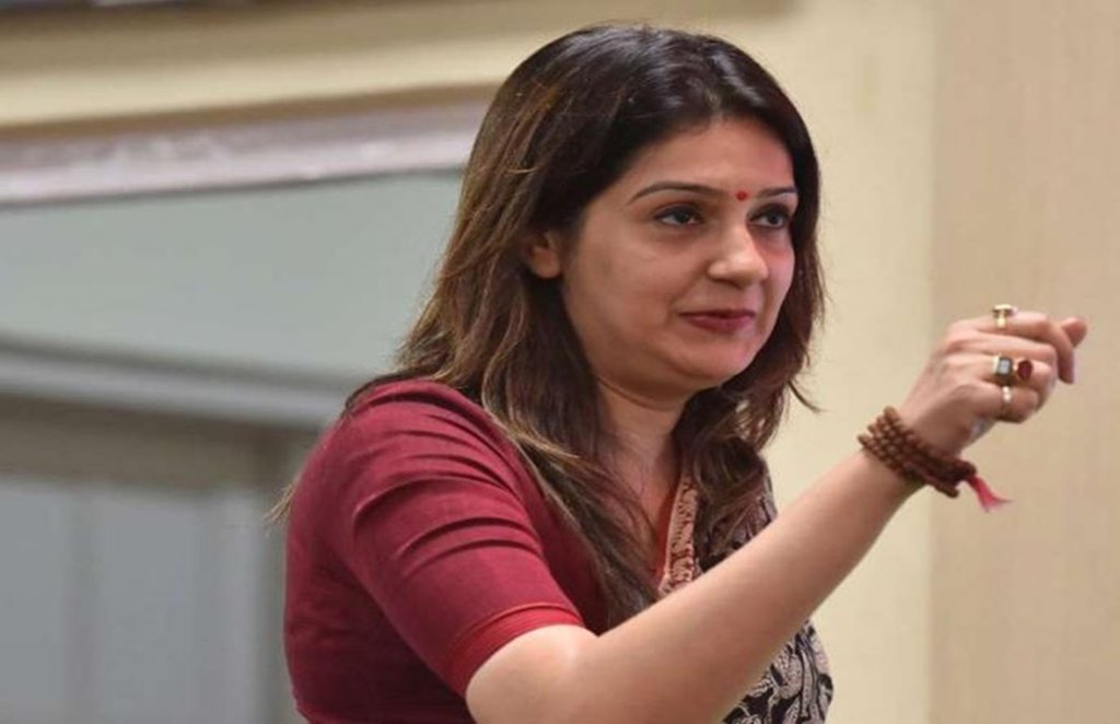 शिवसेना नेता प्रियंका चतुर्वेदी सपा प्रवक्ता पर भड़क गईं।