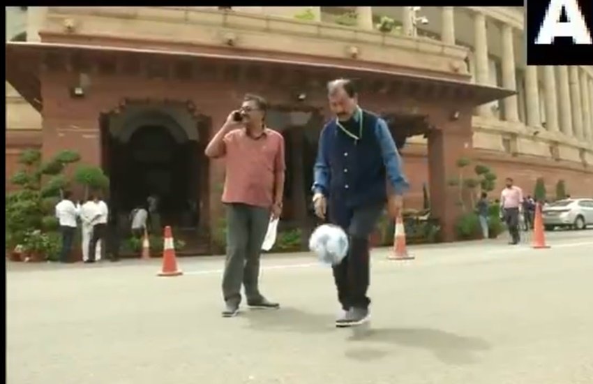 संसद भवन परिसर में फुटबॉल खेलते टीएमसी सांसद 
(फोटो सोर्स - ANI)