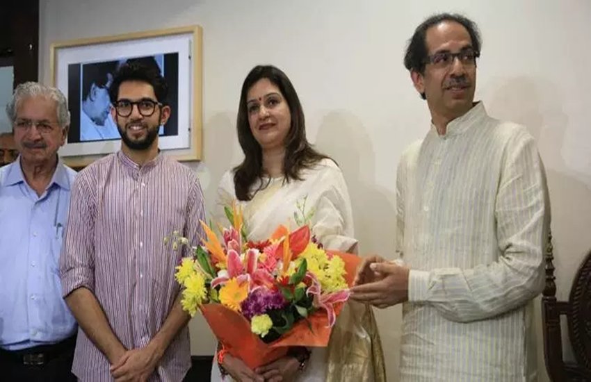 शिव सेना प्रमुख उद्धव ठाकरे और यूथ विंग के अध्यक्ष आदित्य ठाकरे के साथ प्रियंका चतुर्वेदी। (एक्सप्रेस फोटो)