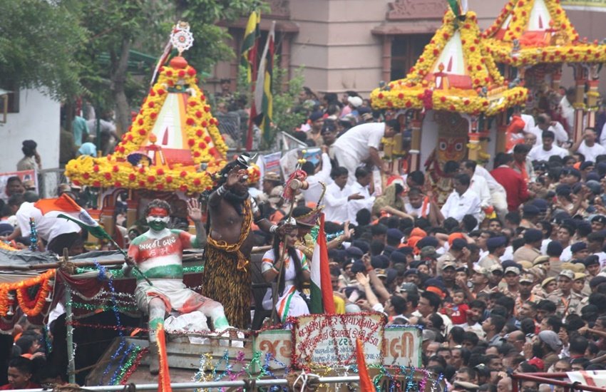 रथयात्रा के दौरान तरह-तरह की झांकियां सजाई गई थीं।
