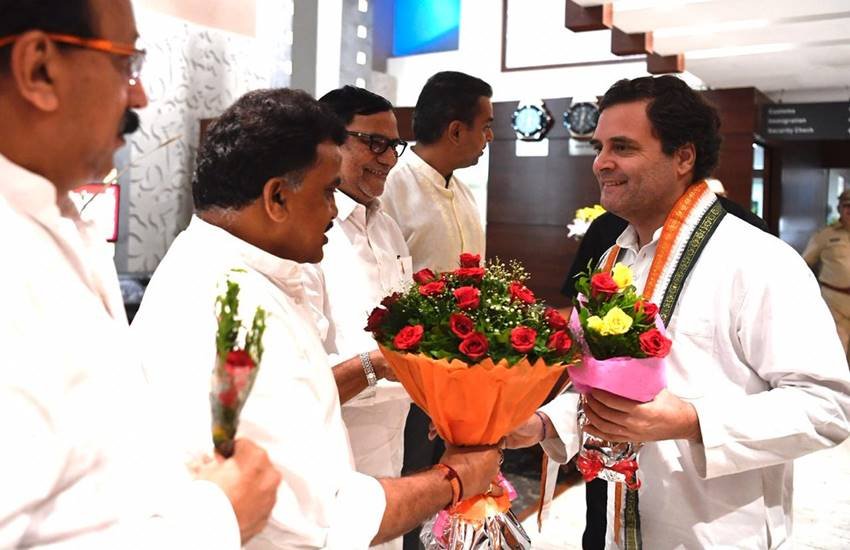 मुंबई में राहुल गांधी को देखने के लिए जुटी कांग्रेस कार्यकर्ताओं की भीड़ मुंबई में राहुल गांधी को देखने के लिए जुटी कांग्रेस कार्यकर्ताओं की भीड़