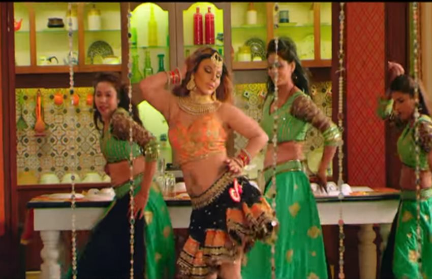 गाने में राखी सावंत। फोटो-वीडियो स्नैप शॉट