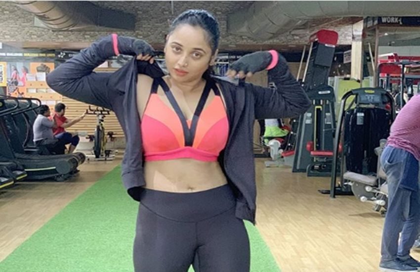 जिम में वर्कआउट के दौरान भोजपुरी एक्ट्रेस रानी चटर्जी। (फोटो सोर्स- सोशल मीडिया)