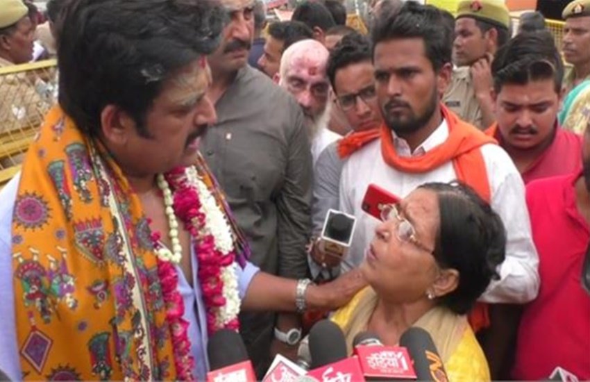 महिला रवि किशन के पास अपनी फरियाद लेकर पहुंची थी।(फोटो-सोशल मीडिया)
