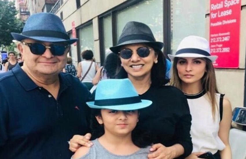 परिवार के साथ एक्टर ऋषि कपूर। (फोटो सोर्स- सोशल मीडिया)
