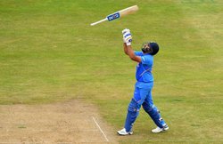 ICC World Cup 2019: शतकों के मामले में रोहित शर्मा ने की संगकारा की बराबरी, अब तक ठोकी 4 सेंचुरी