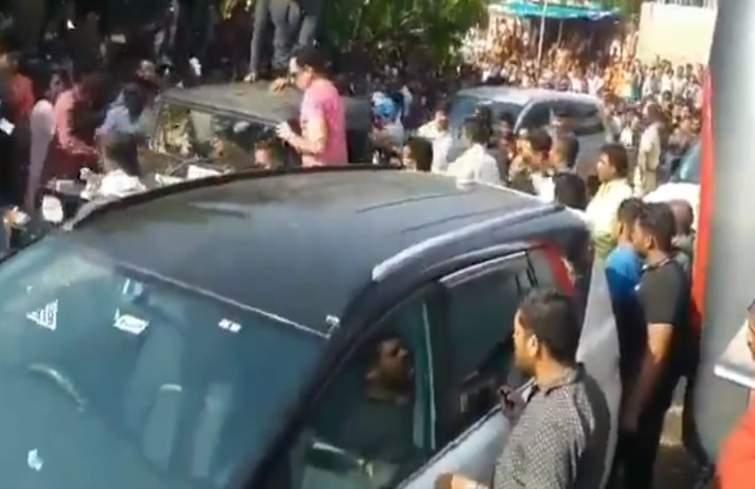 दबंग 3 की शूटिंग के दौरान भीड़ के बीच घिरे सलमान खान। फोटो सोर्स-@ibeingPramodSG ट्विटर अकाउंट।
‏
 
