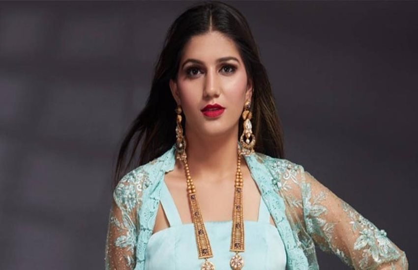 सपना चौधरी हरियाणा की मशहूर डांसर और सिंगर हैं। (फोटो सोर्स-सोशल मीडिया)
