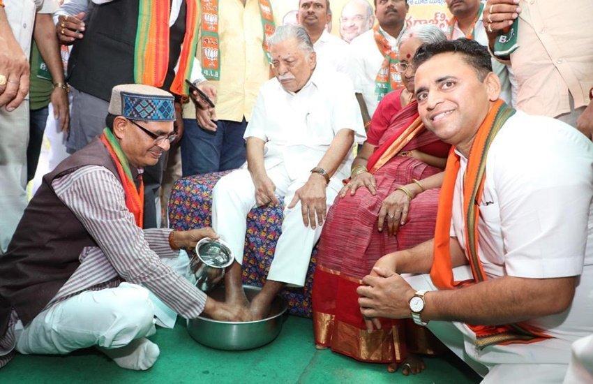 बीजेपी के सदस्यता अभियान के दौरान शिवराज सिंह चौहान ने जनसंघ के कार्यकर्ताओं के पैर धुले।(फोटो-एएनआई)