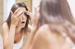 मानसून में मुहासों की समस्या को दूर करने के लिए आसान टिप्स