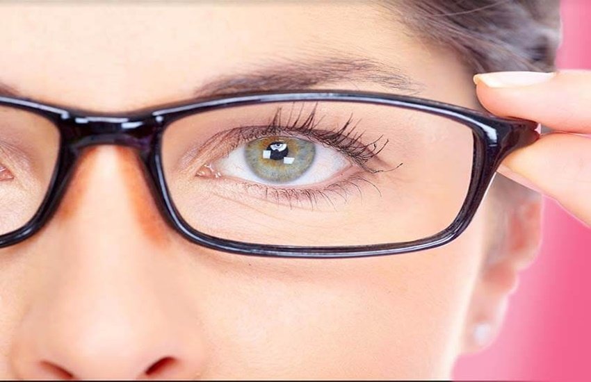 चश्मा पहनने के कारण होने वाले निशान को कैसे दूर करें (Source: Dreamstime) 