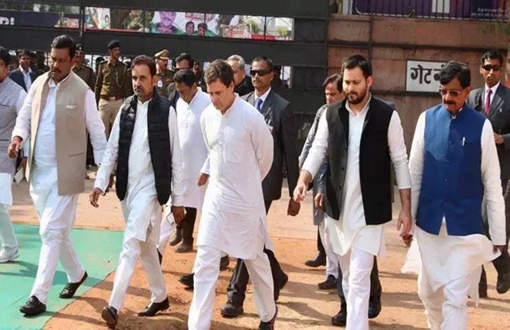 कांग्रेस नेता राहुल गांधी के साथ तेजस्वी यादव। साथ में बिहार कांग्रेस के अध्यक्ष मदम मोहन झा। (फाइल फोटो) कांग्रेस नेता राहुल गांधी के साथ तेजस्वी यादव। साथ में बिहार कांग्रेस के अध्यक्ष मदम मोहन झा। (फाइल फोटो)
