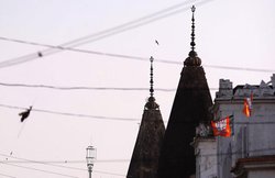 यूपी: गाजियाबाद में दलित महिला को मंदिर में घुसने से रोका, पहले दीं गालियां, फिर लात भी मारी