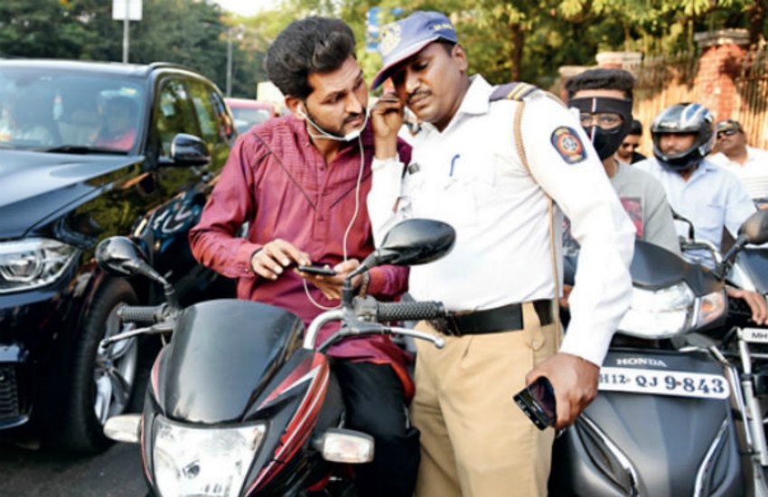 new traffic rules 2019, using headphone while bike driving, traffic rules and fine, bangalore traffic police, mototrcycle rider fine